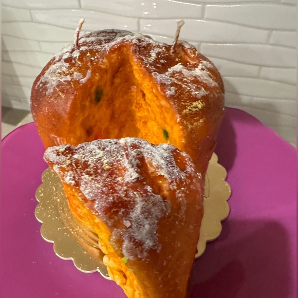 Panettone Dessert Candle - Picture 3 of 16